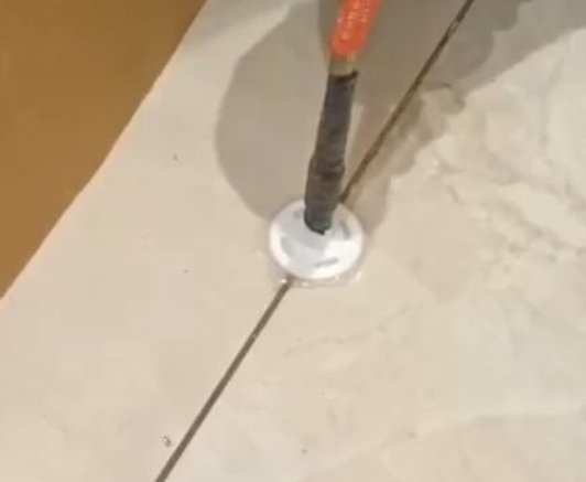 宣化瓷砖空鼓维修公司专业解答瓷砖在铺贴过程中，如果没有涂抹均匀到位的粘结材料（如水泥砂浆或瓷砖胶），可能会导致以下问题